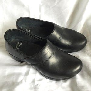Dansko Women's 39 Black Leather Shoes Clogs